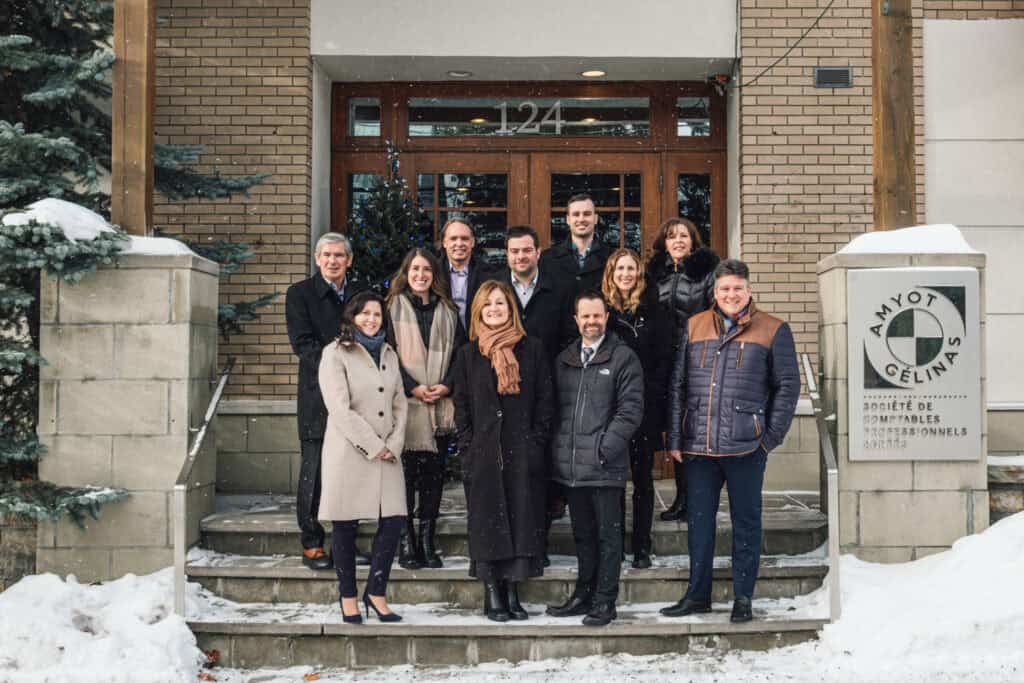 Bilans de groupe devant le bureau d'Amyot Gelinas lors d'une journée enneigée.