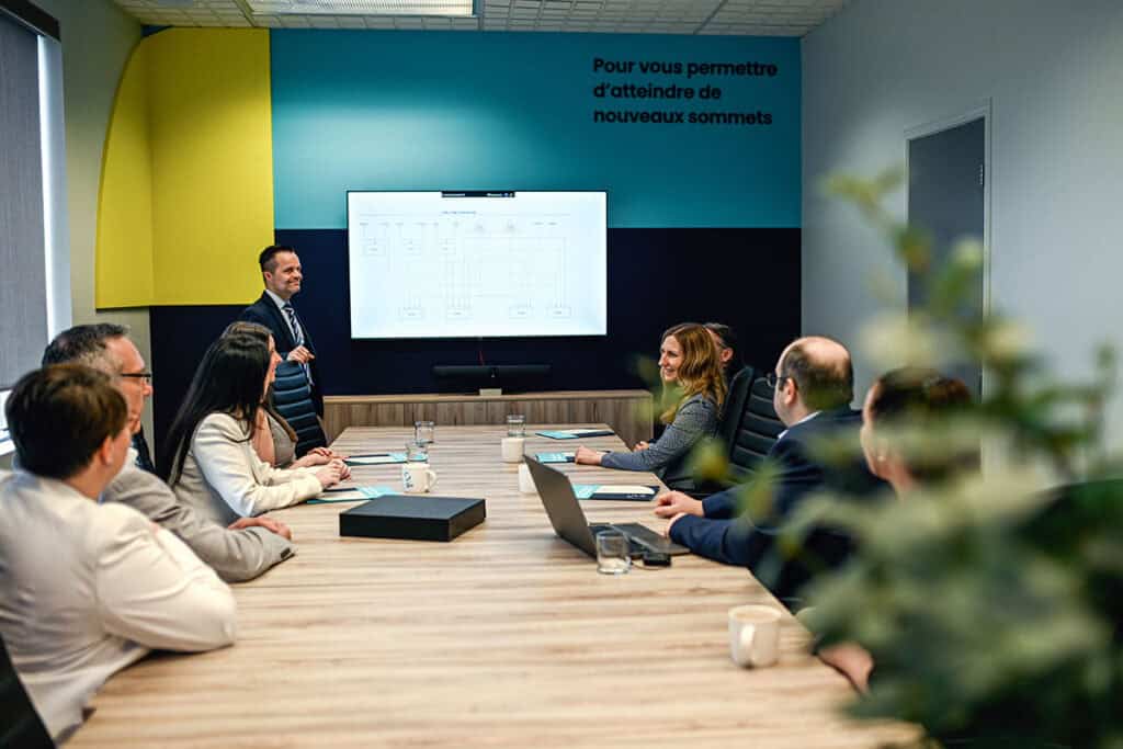 Salle de réunion d'affaires avec un présentateur et des participants attentifs, salle moderne, professionnel, pour formations et conférences.