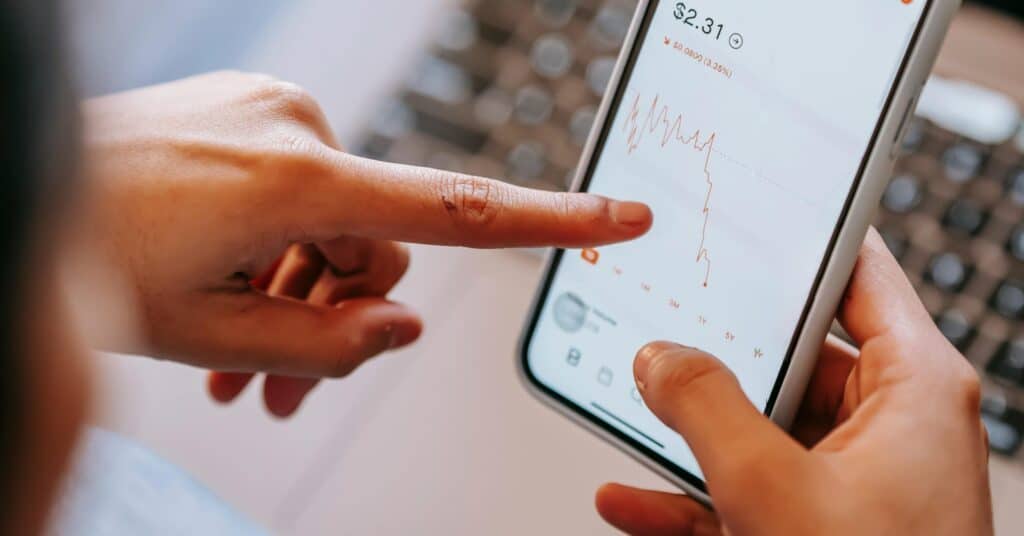 API 3: Une personne surveille ses données de santé sur une application mobile avec un graphique de suivi des performances.