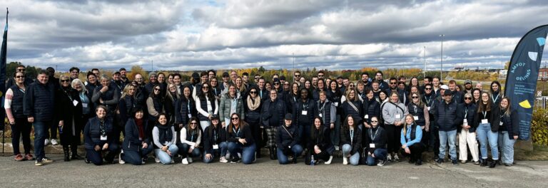 Groupe de participants lors du Tour du Boss 2025, sous un ciel nuageux, représentant la communauté Amyot Gélinas dans un événement sportif et communautaire.