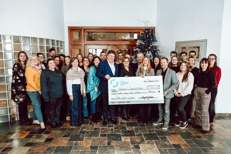 Groupe de personnes posant avec un chèque géant lors de l'événement Moisson Laurentides 2025, célébrant la collecte de fonds pour la communauté.